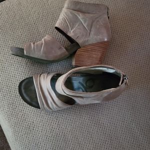 Taupe platform sandals in size 9